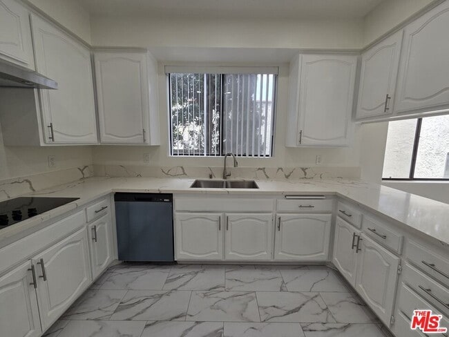 126 Croft Ave in Los Angeles, CA - Building Photo - Building Photo