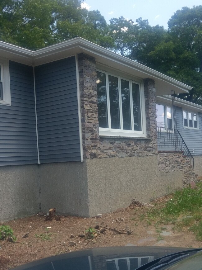 277 Canton St, Unit 2 in Randolph, MA - Foto de edificio - Building Photo