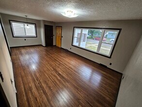 868 Park Ave in Dickinson, ND - Foto de edificio - Building Photo