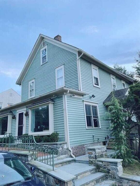 13 Grove St in Ridgefield, CT - Building Photo