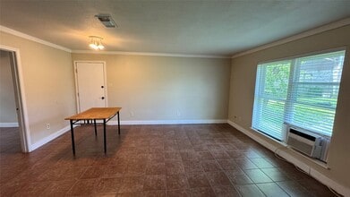 1308 Trinity St in Anahuac, TX - Building Photo - Building Photo
