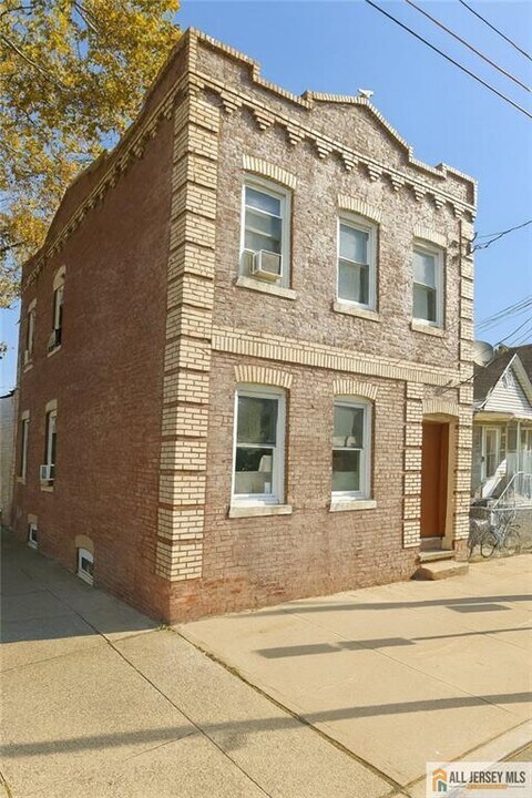 402 Lawrence St in Perth Amboy, NJ - Building Photo