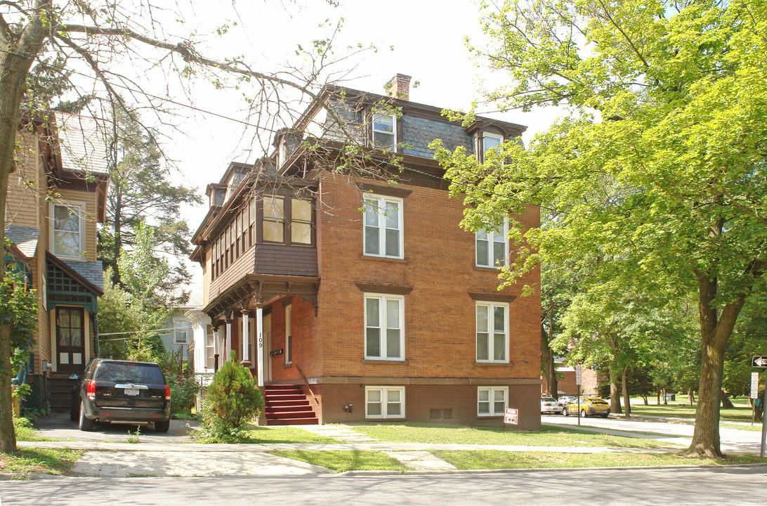 109 Montgomery St in Poughkeepsie, NY - Building Photo