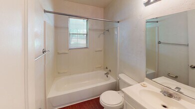 915 S Welch St in Denton, TX - Building Photo - Building Photo