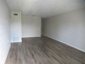2001 World Pkwy Blvd in Clearwater, FL - Building Photo - Building Photo