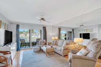 6080 Bahia Del Mar Cir in St. Petersburg, FL - Building Photo - Building Photo