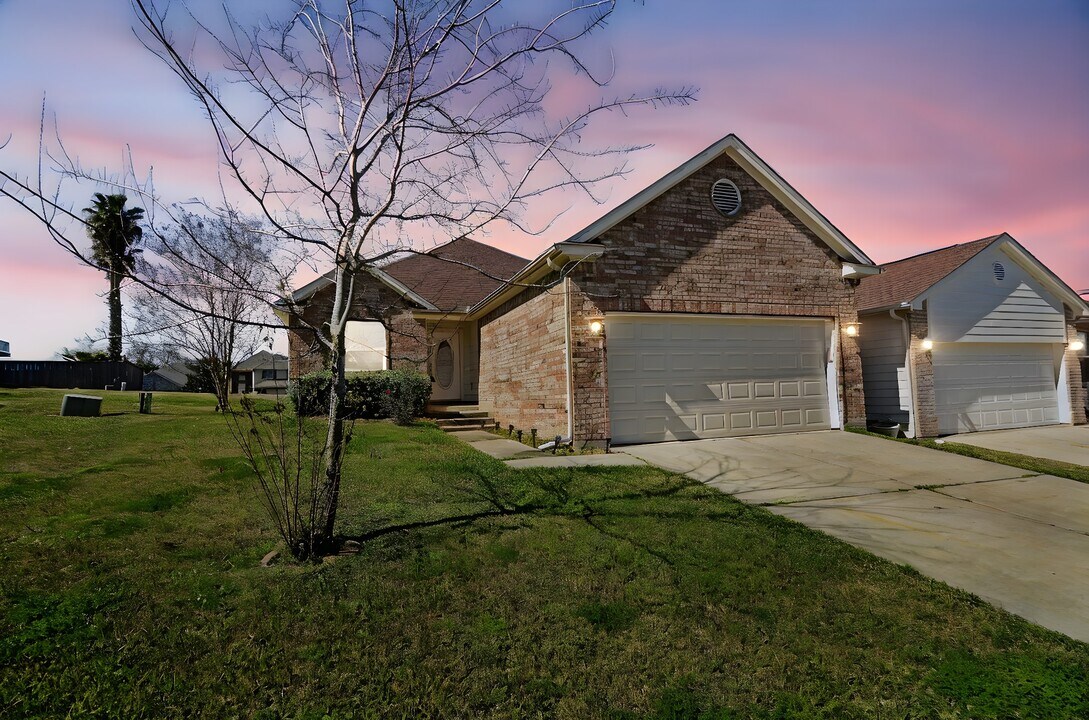 105 Cove Pl Ct in Montgomery, TX - Building Photo