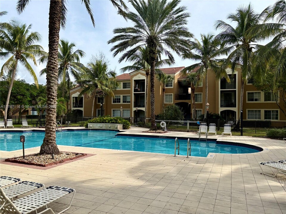 8030 N Nob Hill Rd in Tamarac, FL - Foto de edificio
