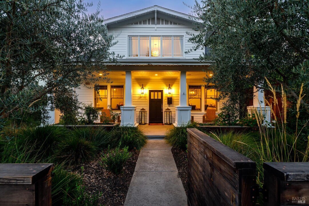 319 1st St in Healdsburg, CA - Building Photo