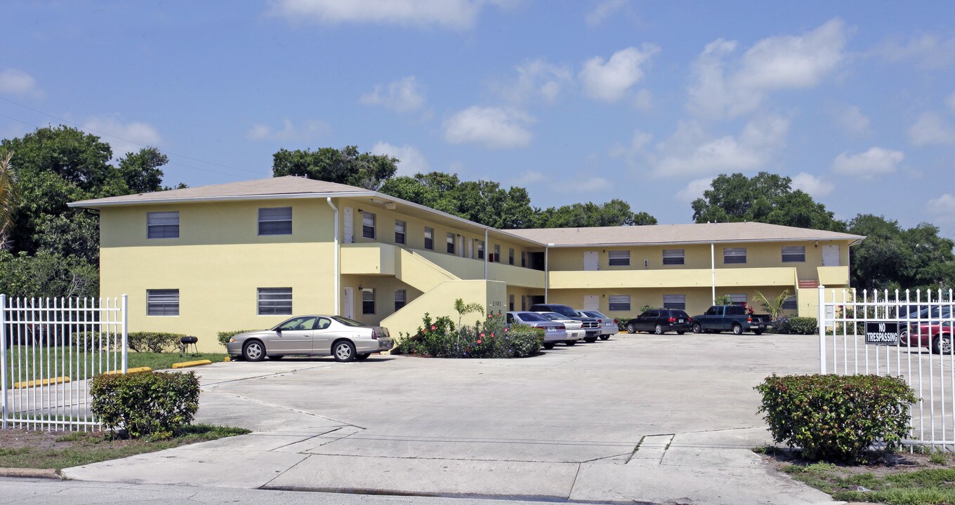 Emerald Apartments in Fort Pierce, FL - Foto de edificio