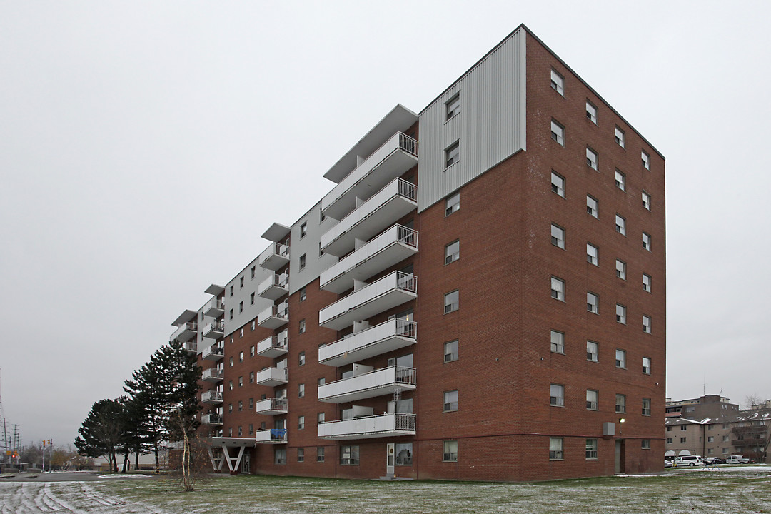 Westview Apartment in Mississauga, ON - Building Photo