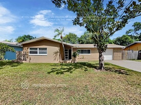 1926 Valley Dr in Dunedin, FL - Building Photo