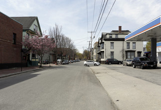 203 Brackett St in Portland, ME - Building Photo - Building Photo