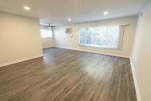 1944 Whitley - fully renovated unit in Los...