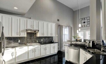 313 Marina Oaks Ct in Kemah, TX - Building Photo - Building Photo