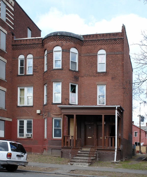 133-137 Pine St in Holyoke, MA - Foto de edificio