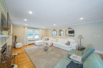 642 Centre St in Newton, MA - Building Photo - Building Photo