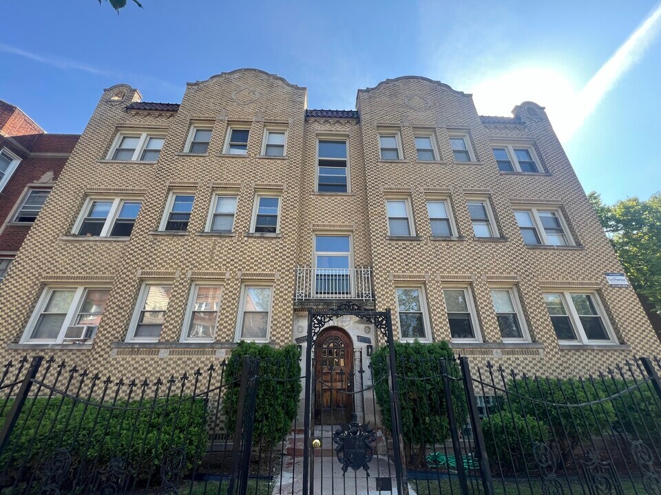 8559 S Bennett Ave in Chicago, IL - Building Photo