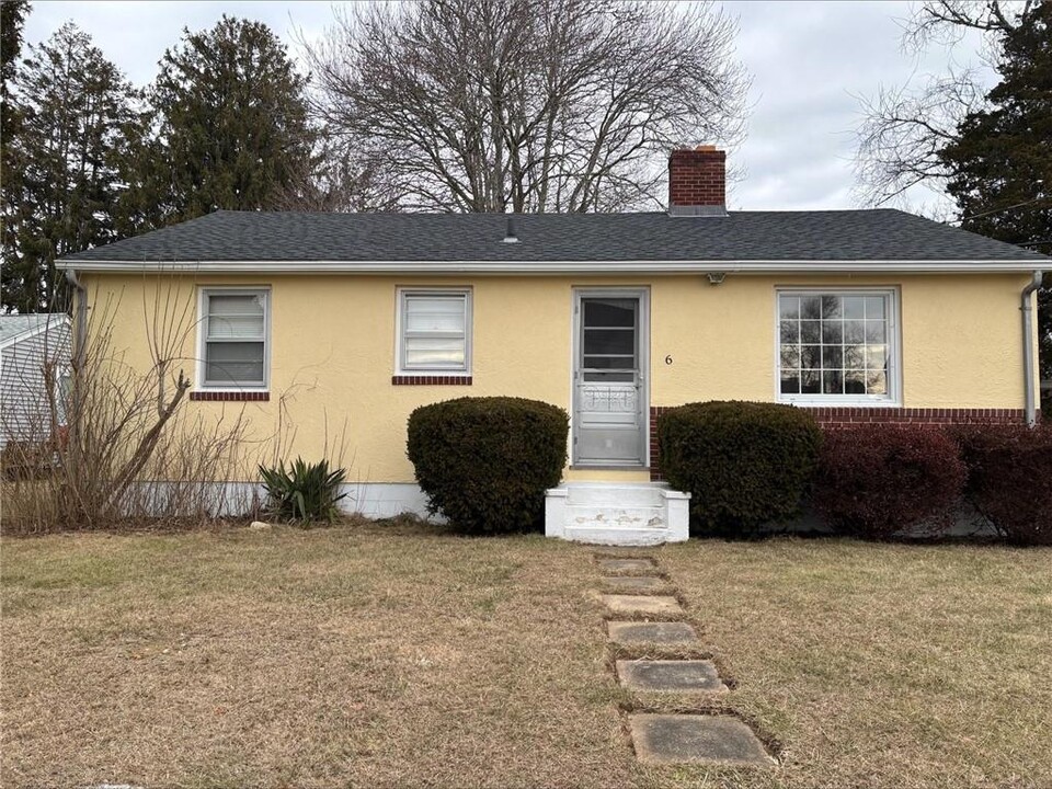 6 Boxwood Ave in Westerly, RI - Building Photo