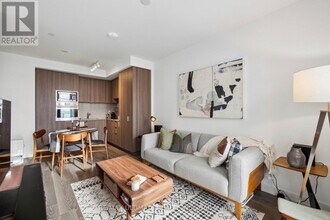 11 Wellesley St W in Toronto, ON - Building Photo - Building Photo