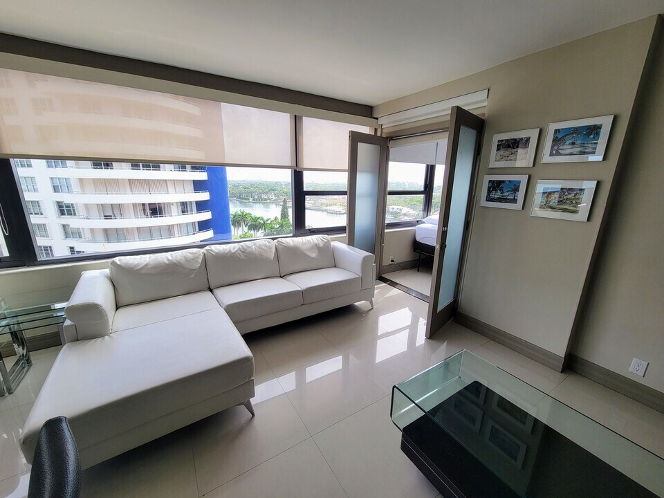 5225 Collins Ave in Miami, FL - Building Photo