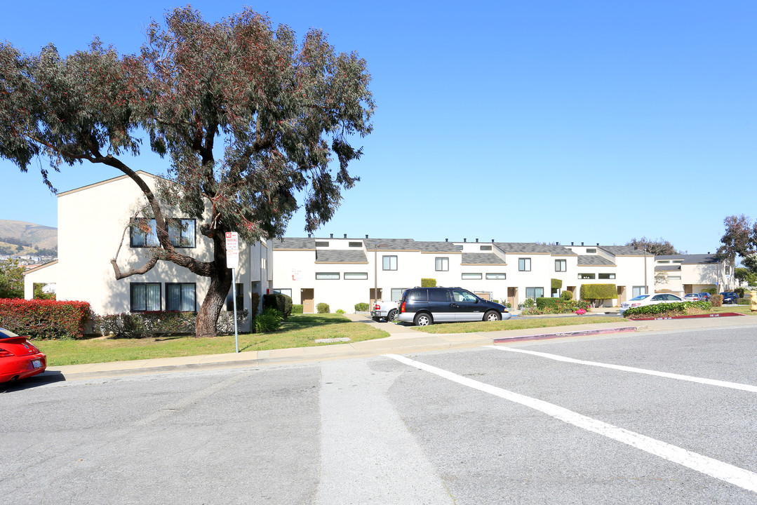 350 C St Apartments in South San Francisco, CA - Foto de edificio