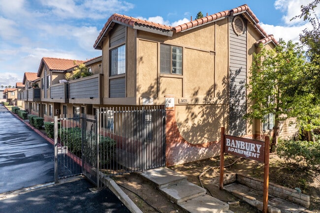 Banbury Apartments in Riverside, CA - Building Photo - Building Photo
