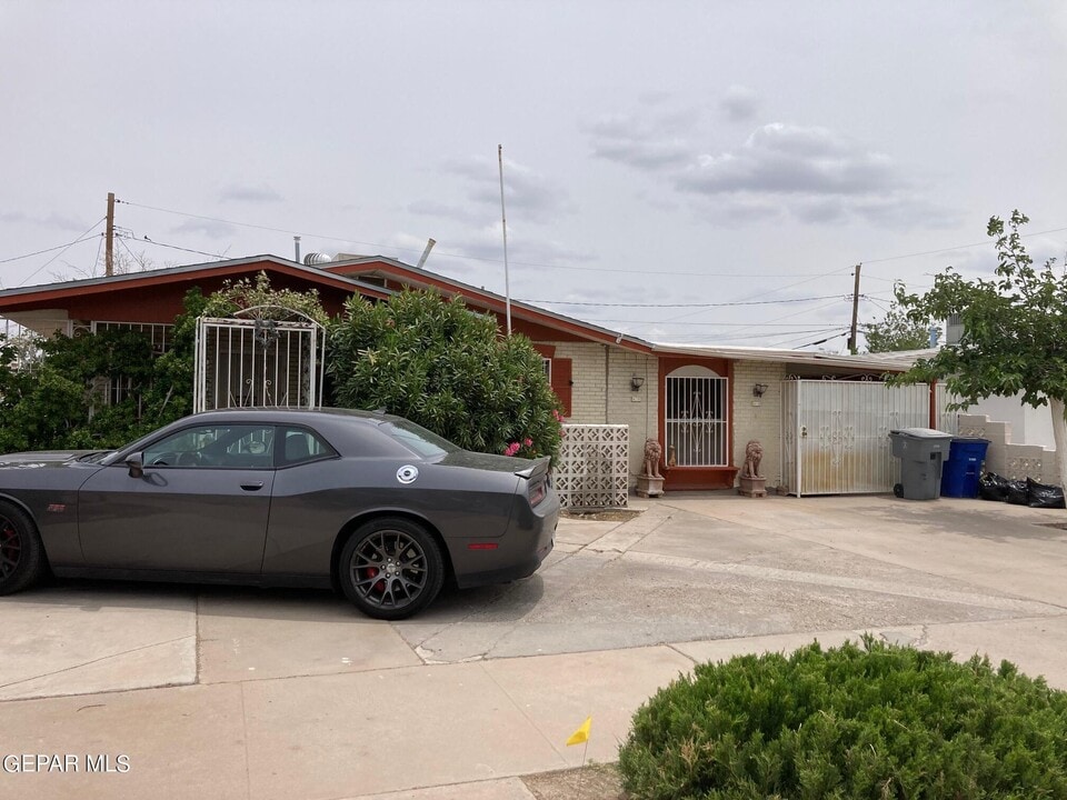 132 Polo Inn Rd in El Paso, TX - Building Photo