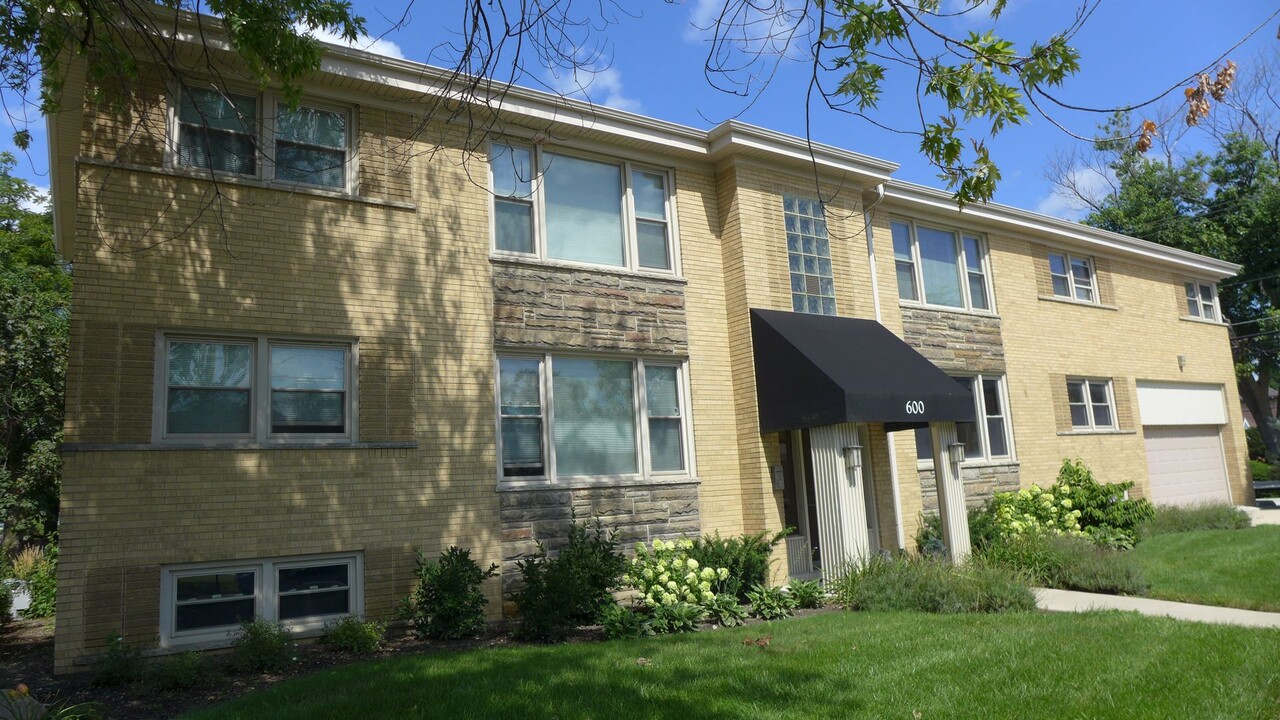 600 Higgins Rd in Park Ridge, IL - Building Photo