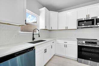 1035 W Austin St in Conroe, TX - Building Photo - Building Photo