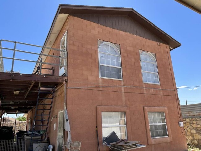 8520 Wingo Way in El Paso, TX - Building Photo - Building Photo