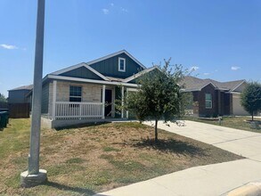 8027 Chanting Bnd in San Antonio, TX - Building Photo - Building Photo