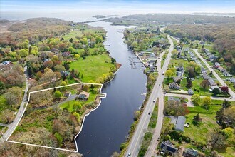 28 Palmer Neck Rd in Stonington, CT - Foto de edificio - Building Photo