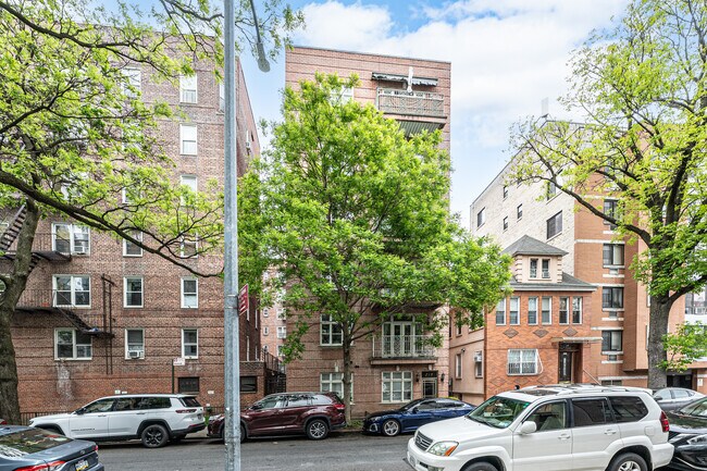 215 Parkville Ave in Brooklyn, NY - Foto de edificio - Building Photo