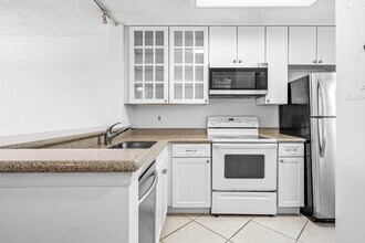 2230 N Cypress Bend Dr in Pompano Beach, FL - Building Photo - Building Photo