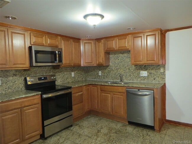 2 E Main St in Middletown, NY - Building Photo - Building Photo