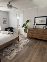 15945 S Flores Rd in San Antonio, TX - Foto de edificio - Building Photo