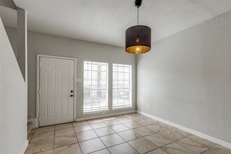 8725 Victorian Village Dr in Houston, TX - Building Photo - Building Photo