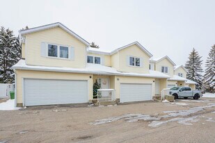 204 Edgedale Gdns NW in Calgary, AB - Building Photo