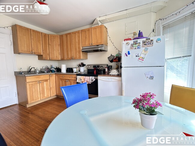 15 Elko St, Unit 2 in Boston, MA - Foto de edificio - Building Photo