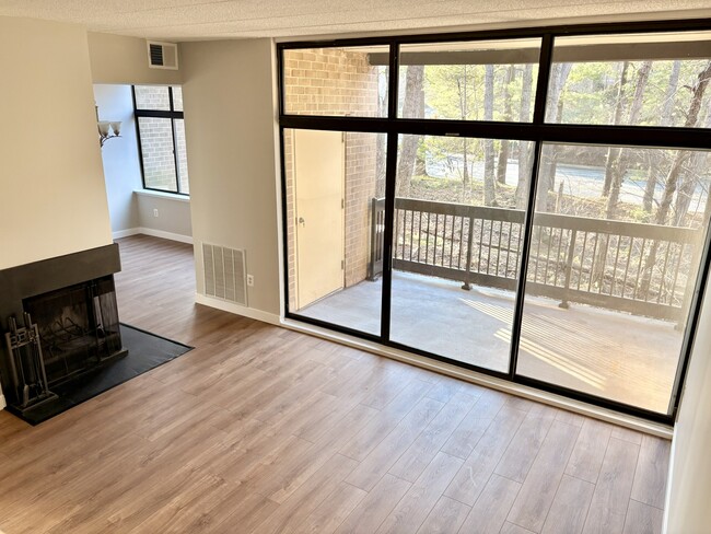 11557 Rolling Green Ct, Unit #200 in Reston, VA - Foto de edificio - Building Photo