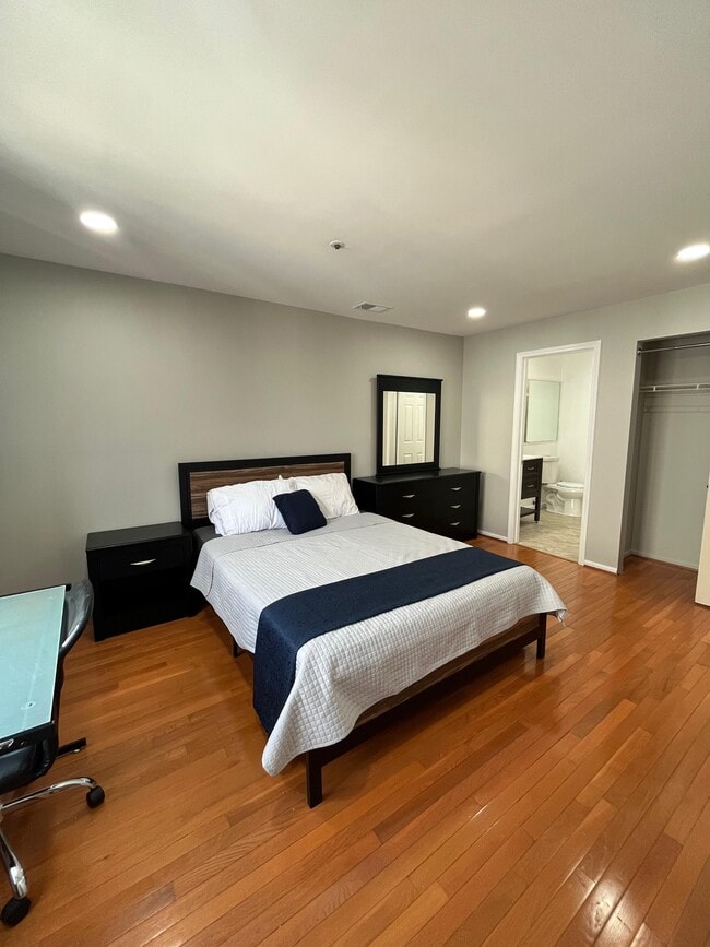 30 Richmond Street4 - Master Bedroom in Newark, NJ - Building Photo - Building Photo