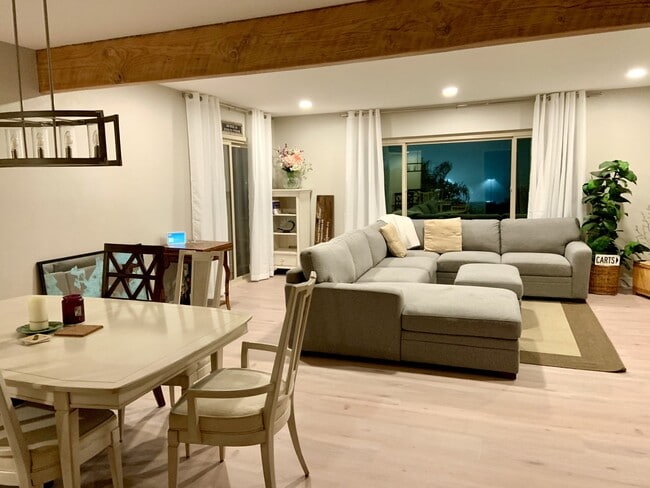 6824 Hyde Park Dr, Unit E in San Diego, CA - Foto de edificio - Building Photo