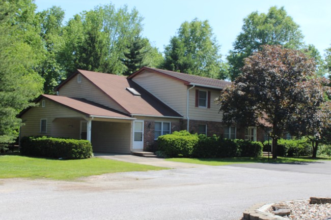 Razer Apartment Complex in West Frankfort, IL - Building Photo - Building Photo