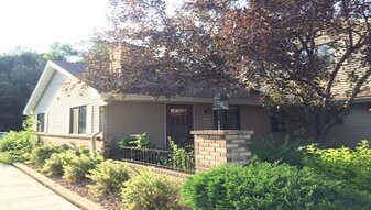 7608 Vinewood Ct in Osseo, MN - Building Photo