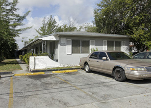 12160 NE 8th Ave in Miami, FL - Foto de edificio - Building Photo