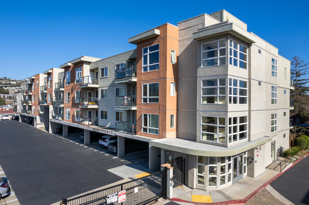 City Walk Condominiums in San Leandro, CA - Foto de edificio