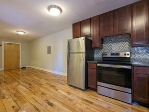 556 W Arlington Pl, Unit 012 in Chicago, IL - Foto de edificio - Building Photo