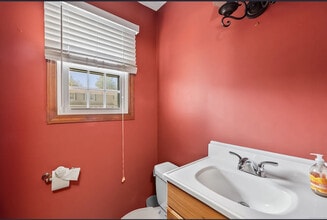 1293 New Britain Ave in West Hartford, CT - Building Photo - Building Photo