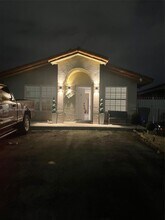 11458 NW 91st Ct in Hialeah Gardens, FL - Building Photo - Building Photo